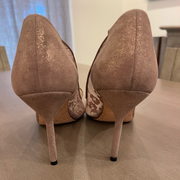 Manolo Blahnik gold lace pumps - Picture 3 of 5